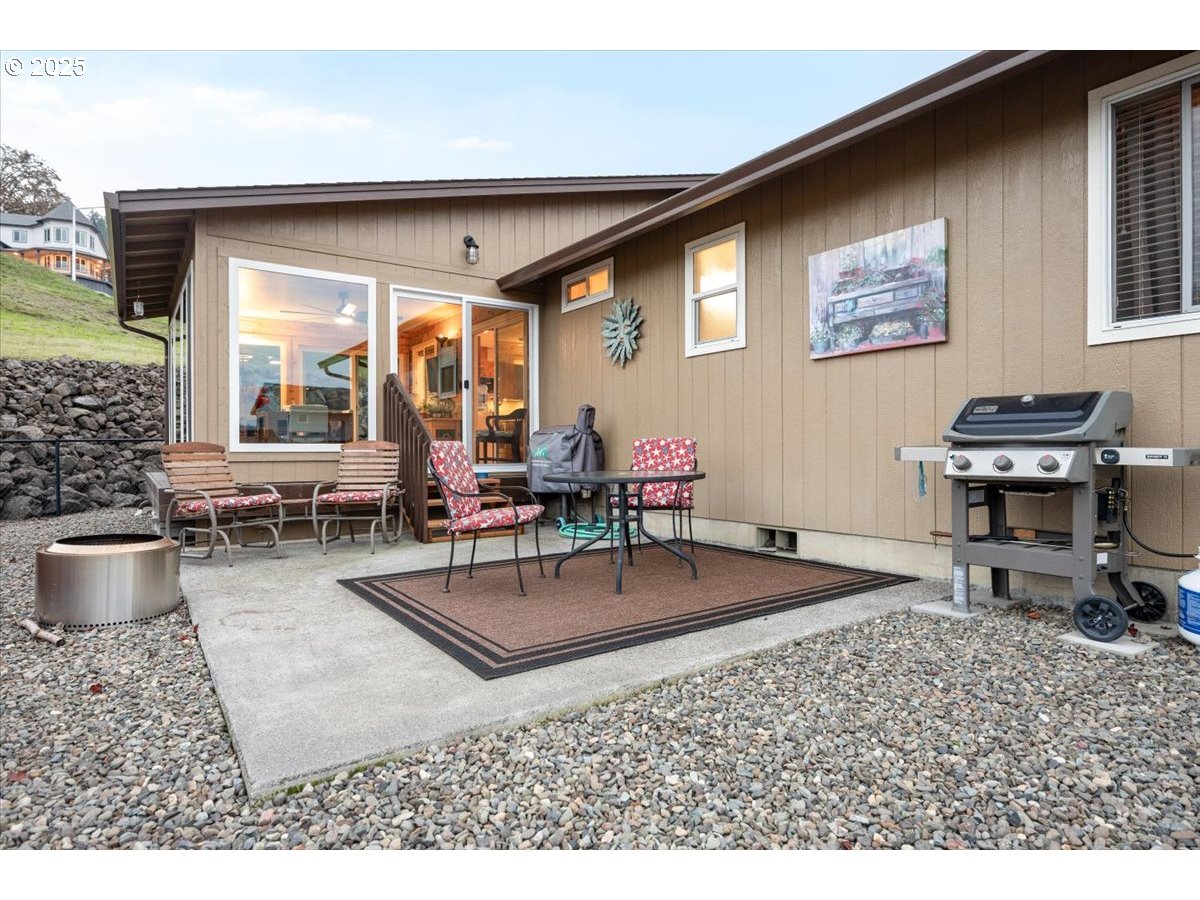 635 VALLEY VISTA ST