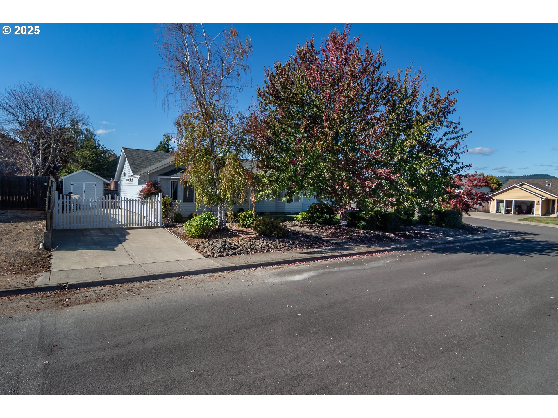 227 CAMBRIDGE DR