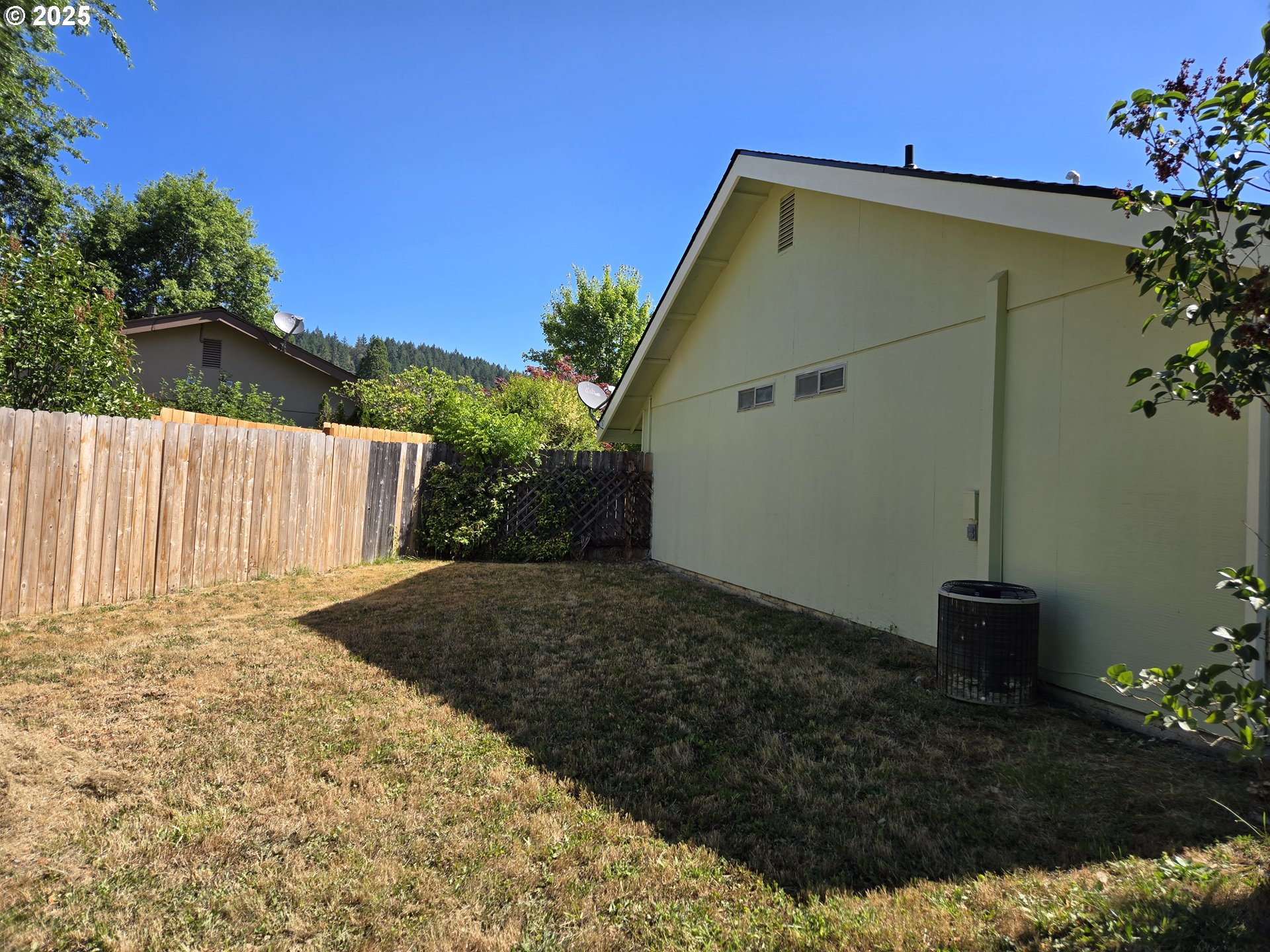 1326 E SECOND CT