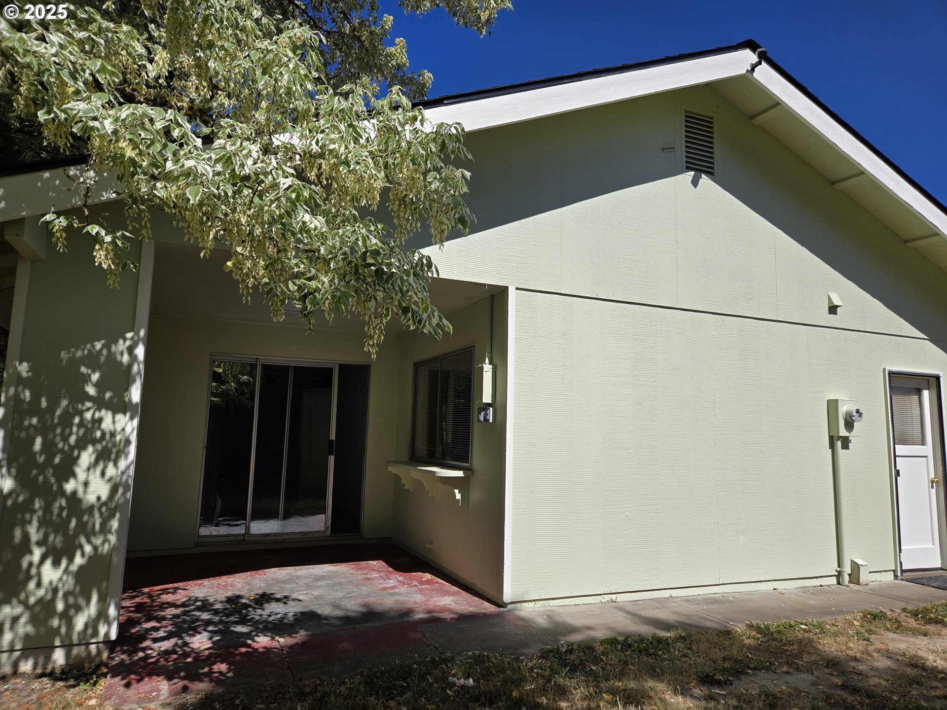 1326 E SECOND CT