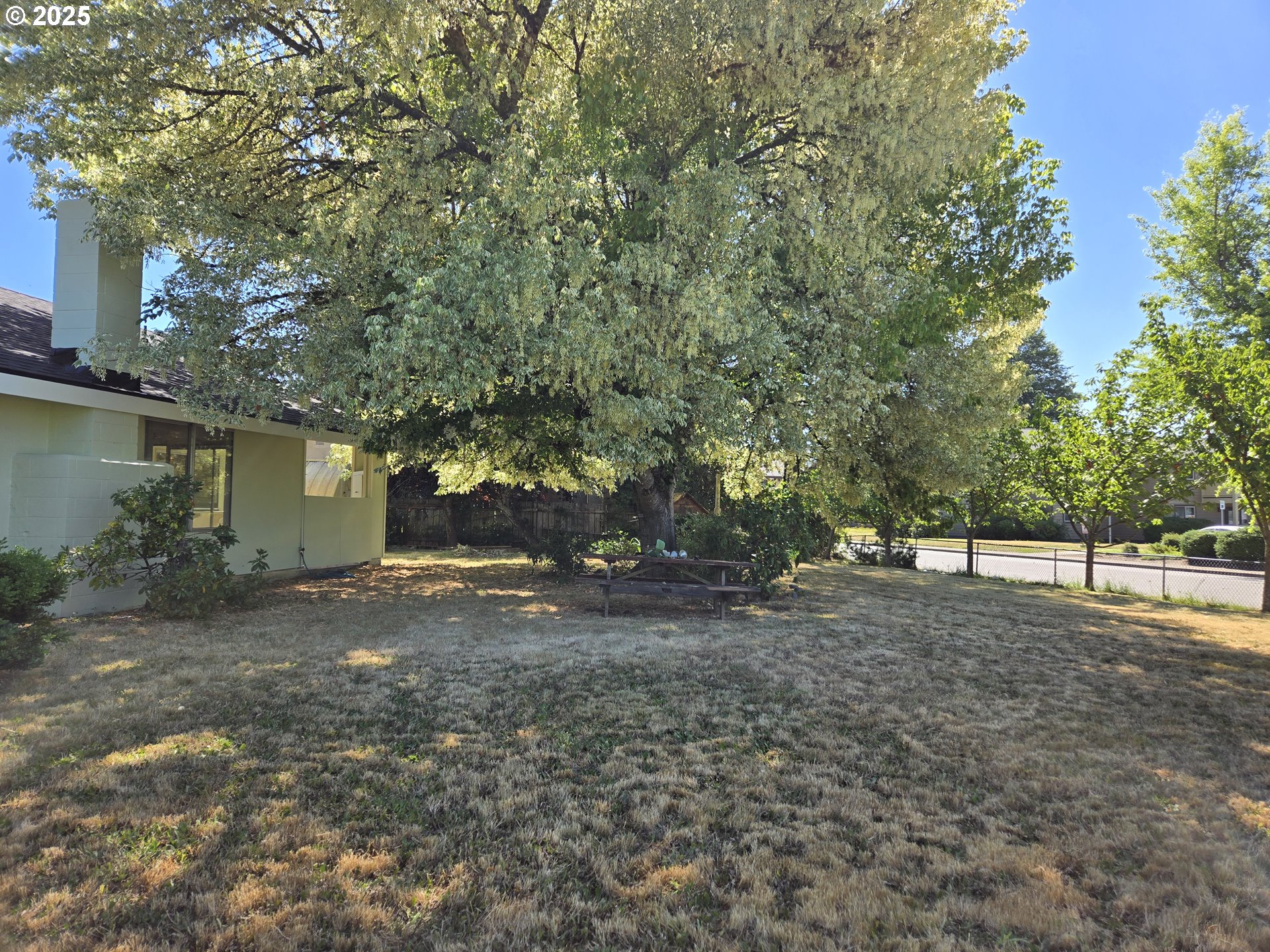 1326 E SECOND CT