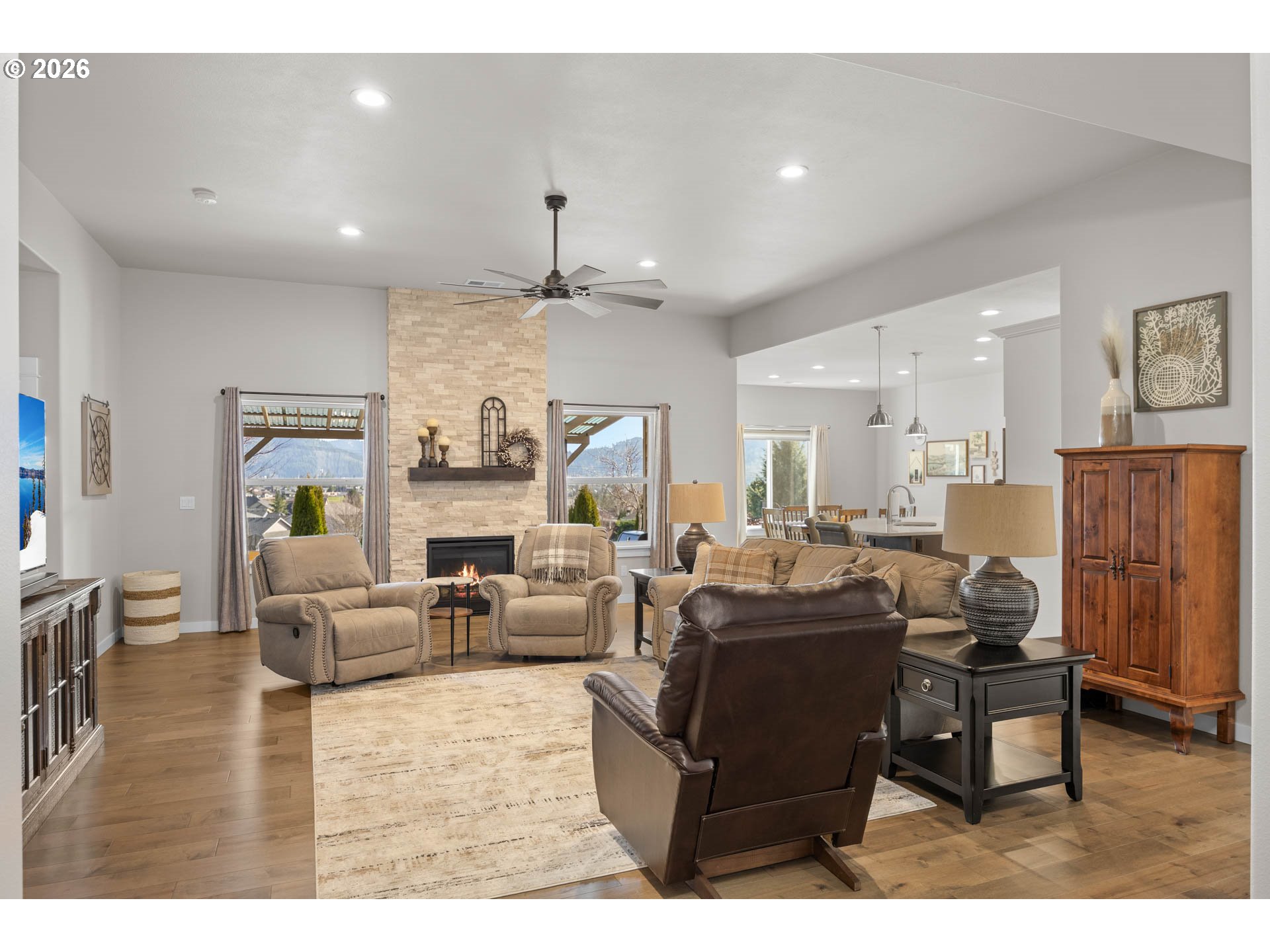 832 SAND PINES AVE