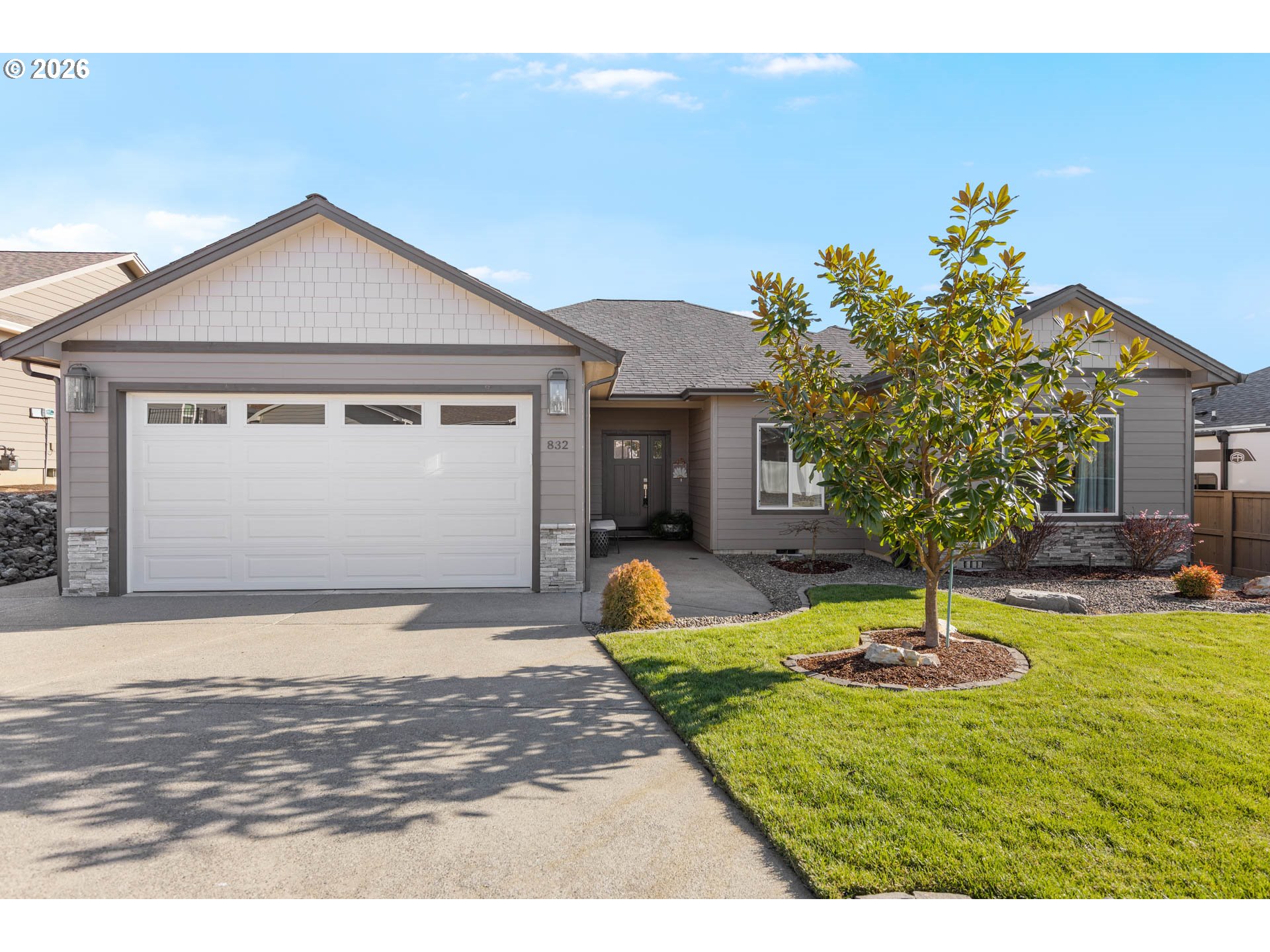 832 SAND PINES AVE