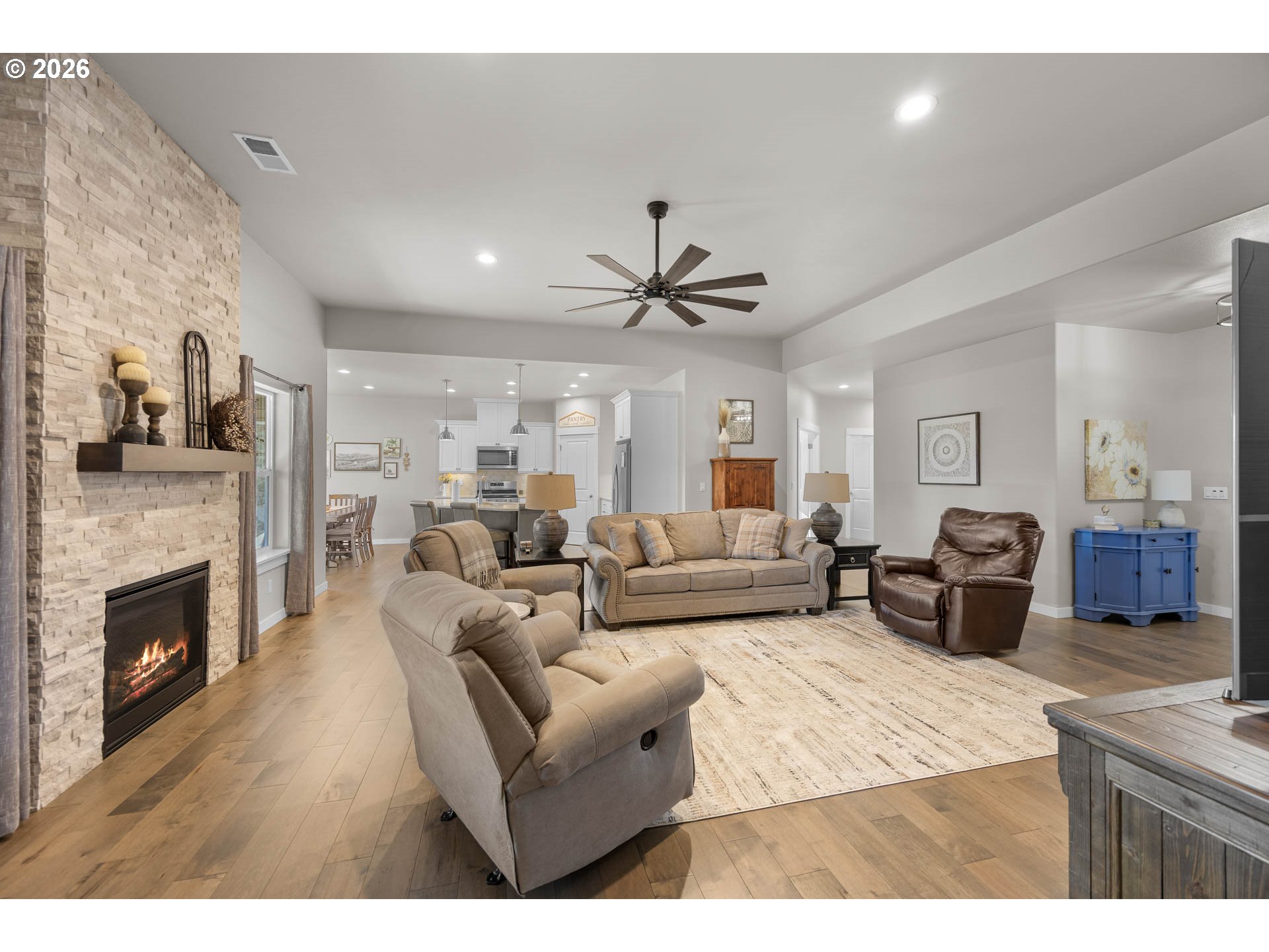 832 SAND PINES AVE