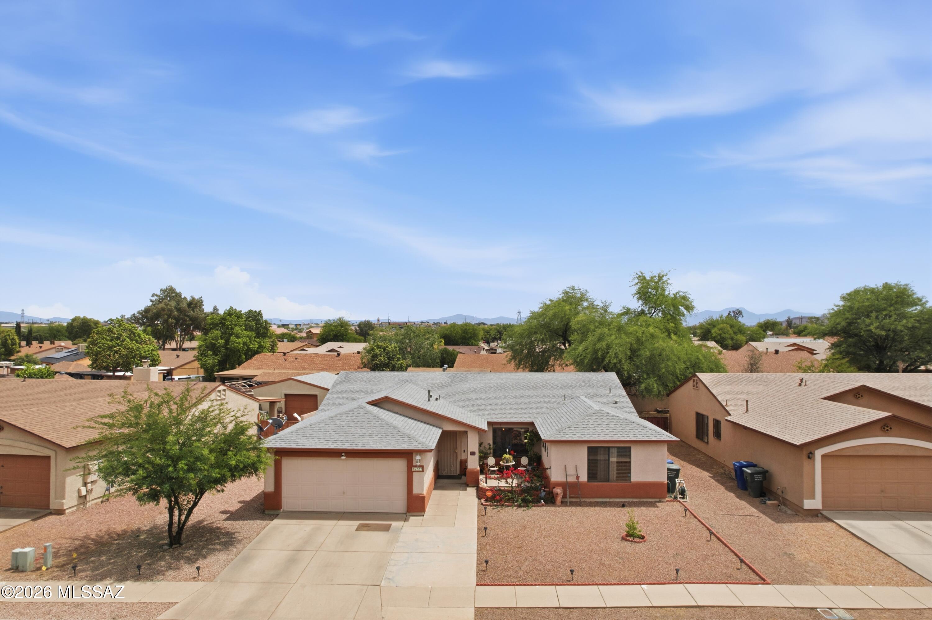 1537 W Thatcher Street