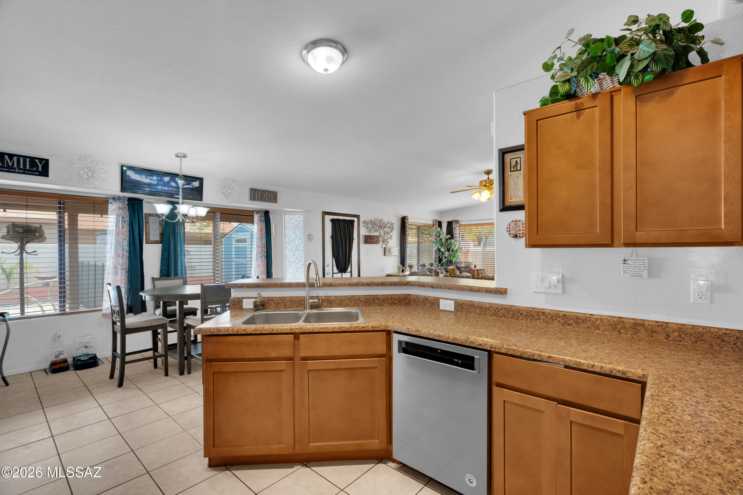1537 W Thatcher Street