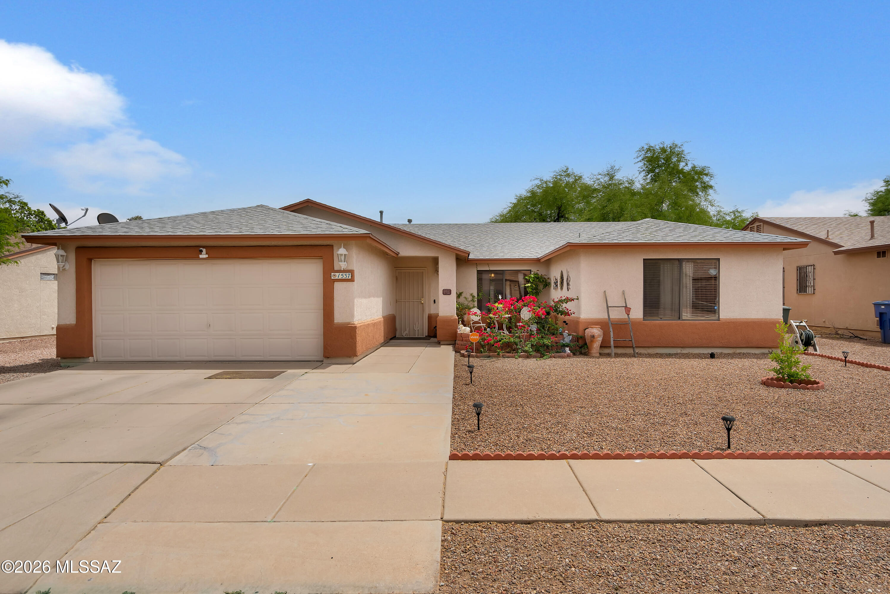 1537 W Thatcher Street