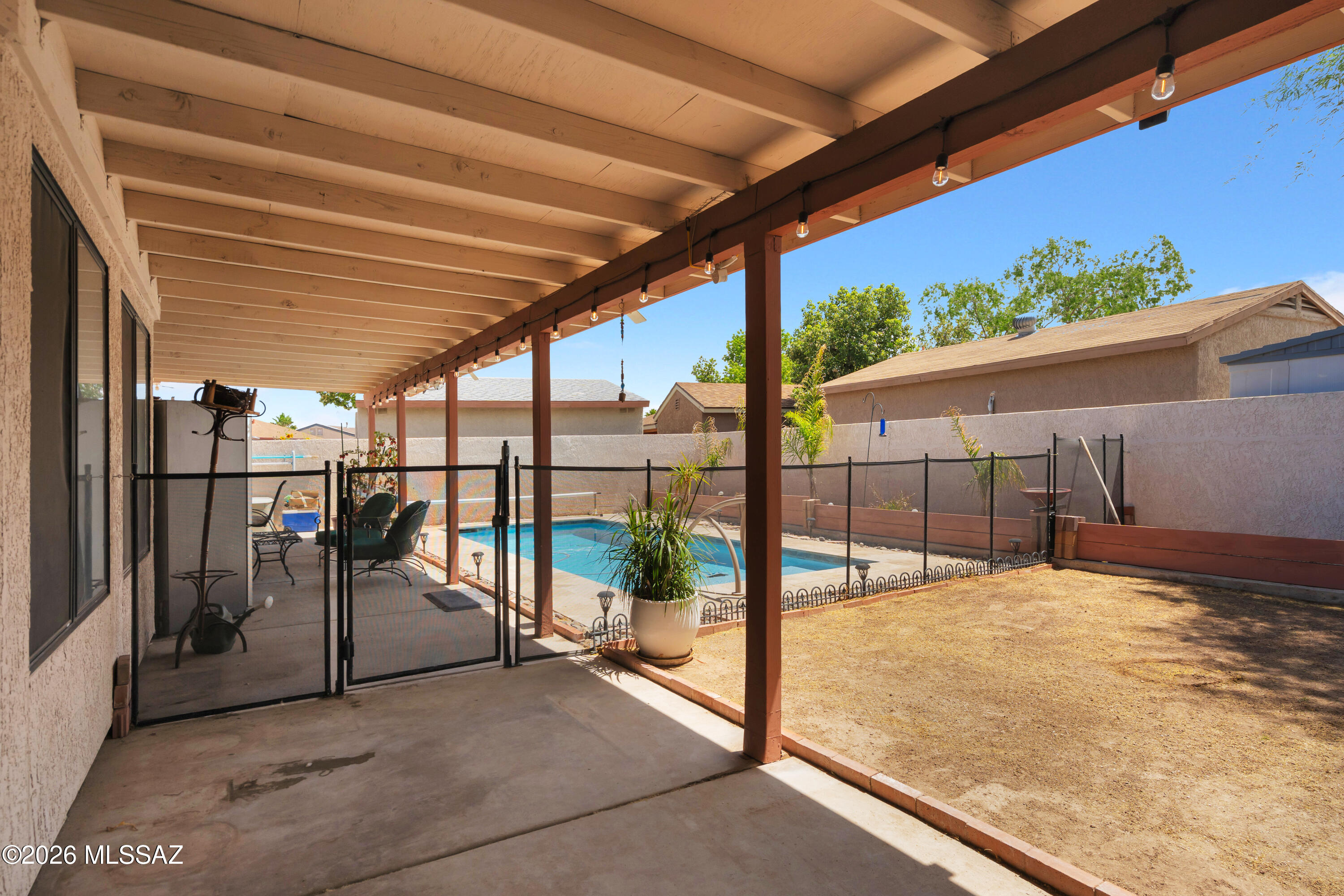 1537 W Thatcher Street
