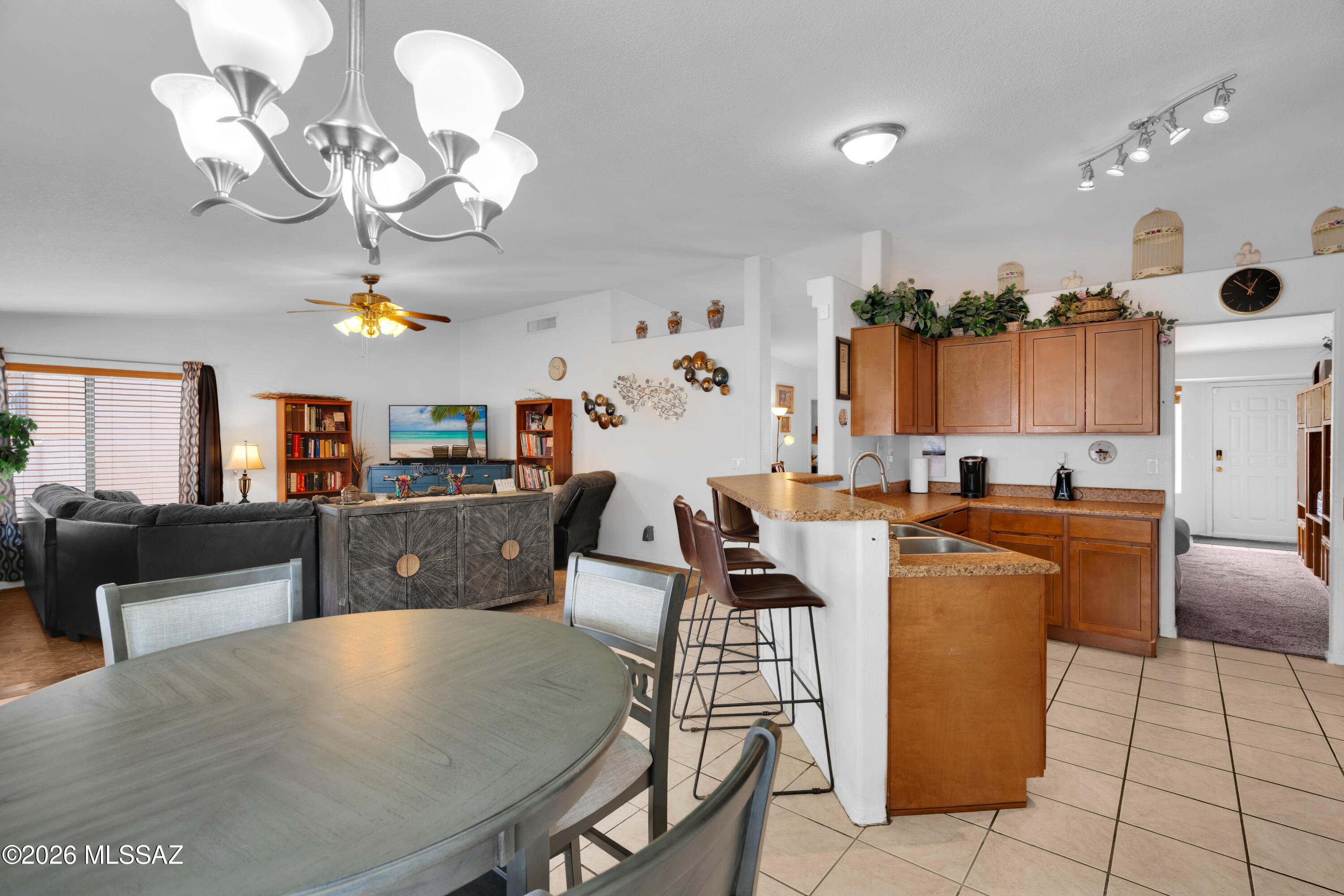1537 W Thatcher Street