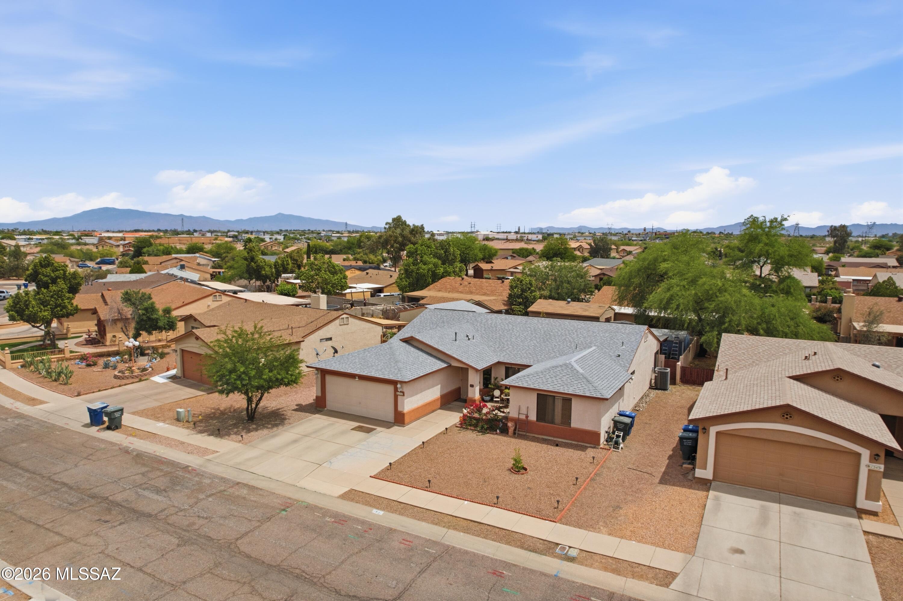 1537 W Thatcher Street