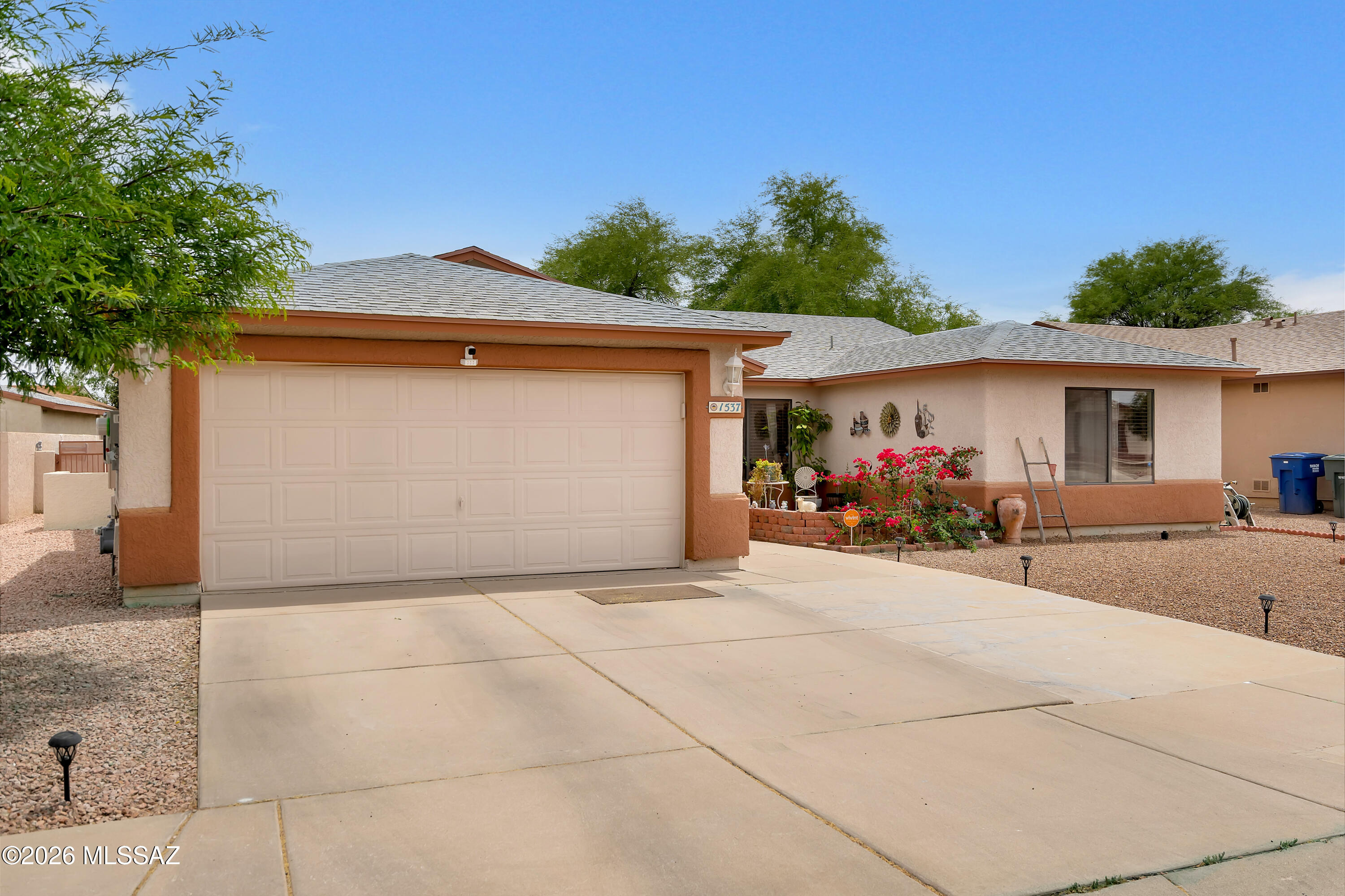 1537 W Thatcher Street