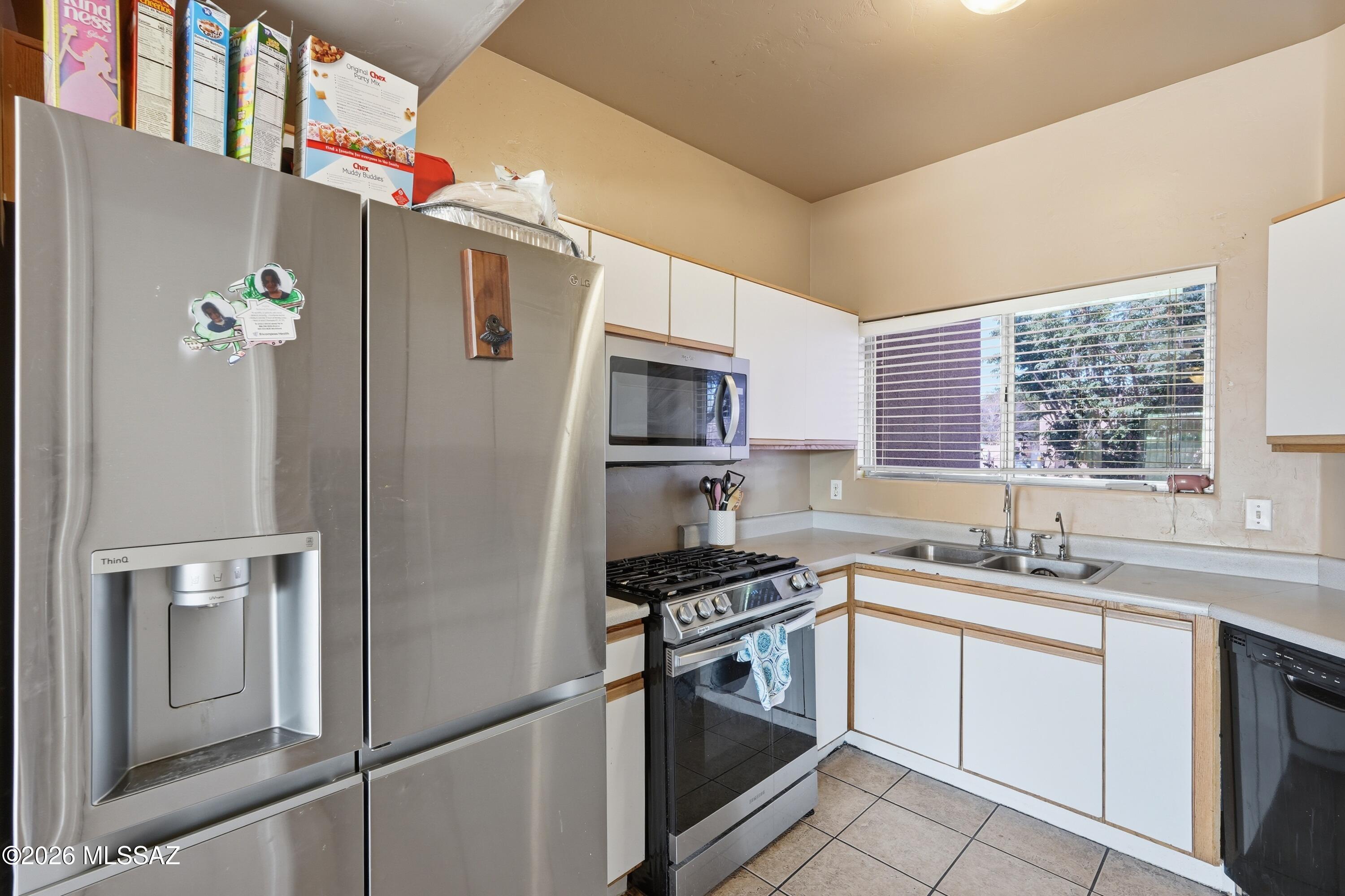 6037 S Avenida Bodega