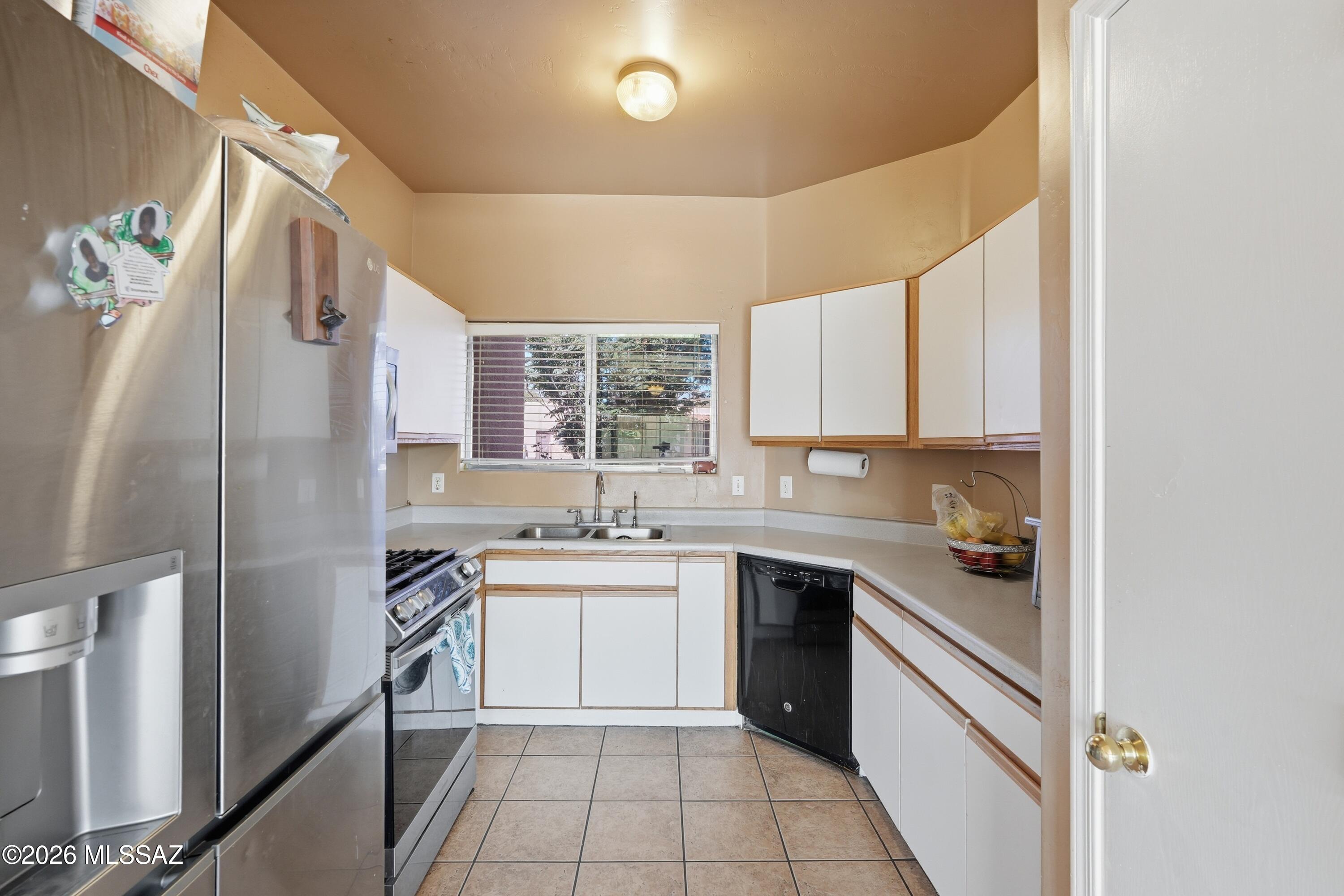 6037 S Avenida Bodega