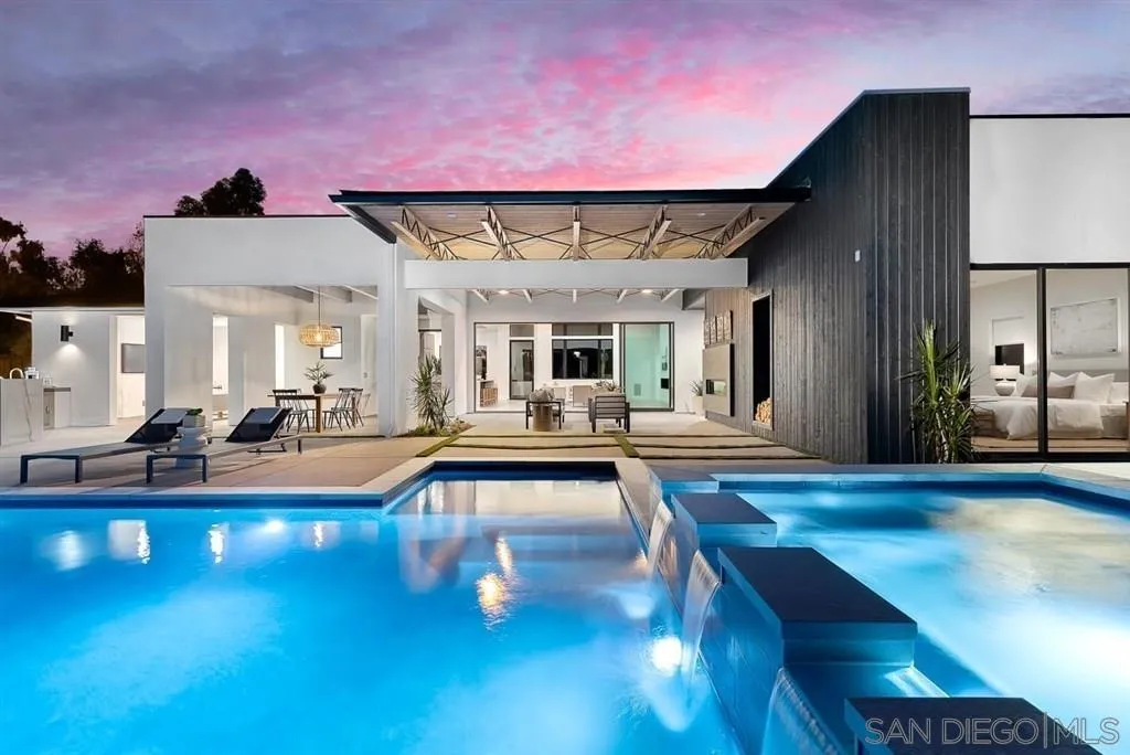 121 Avenida Esperanza