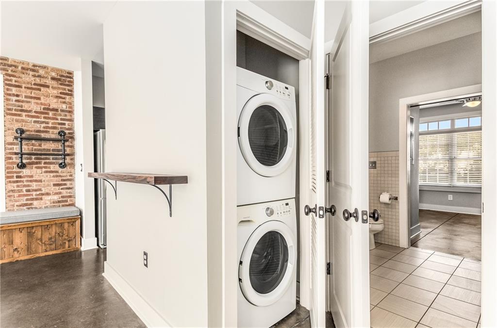 1300 Dekalb Avenue NE Unit 211