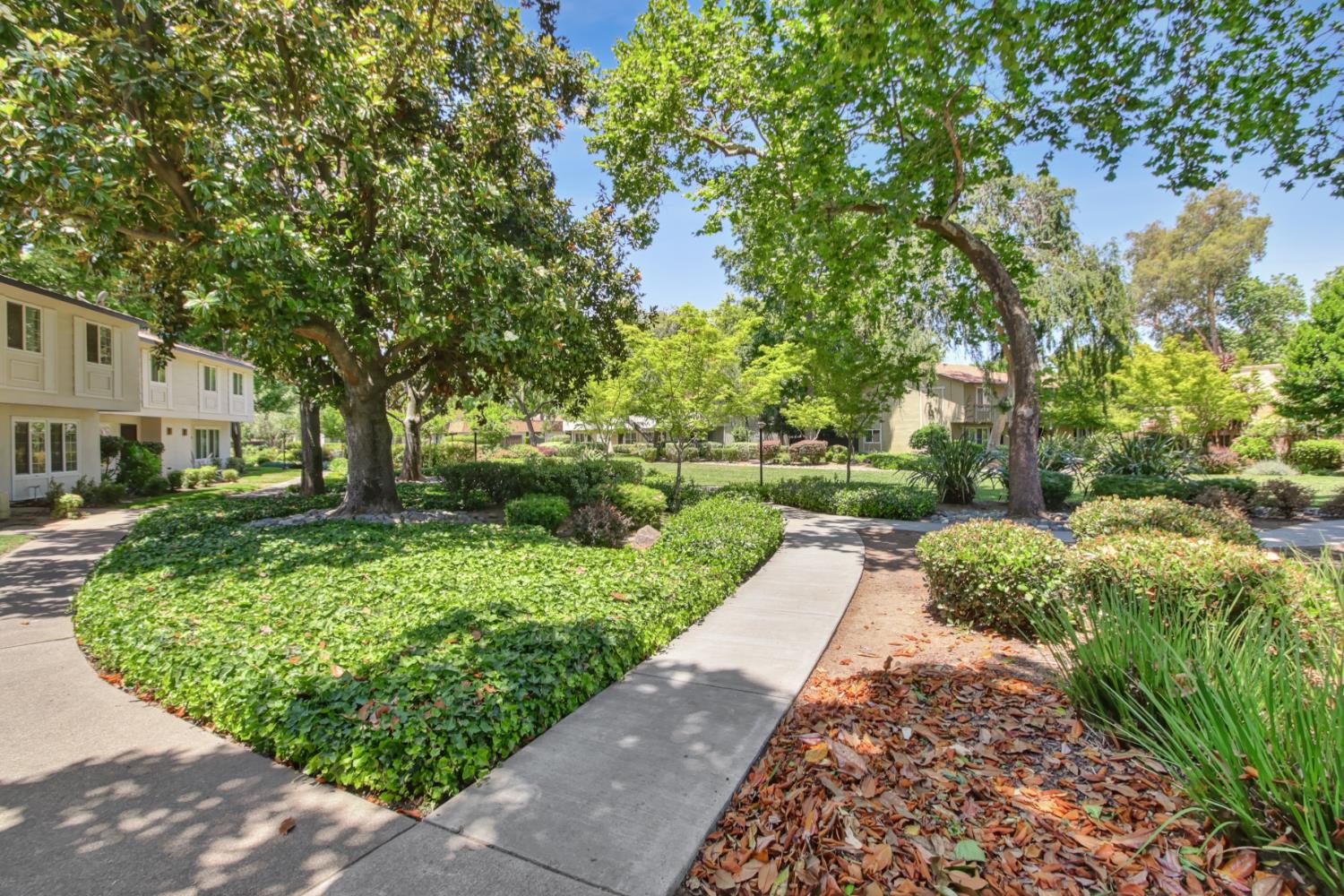 8863 Salmon Falls Drive E