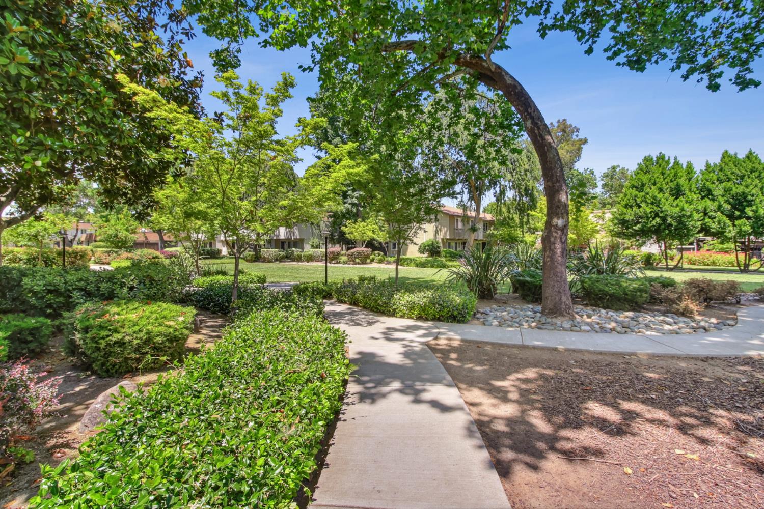 8863 Salmon Falls Drive E