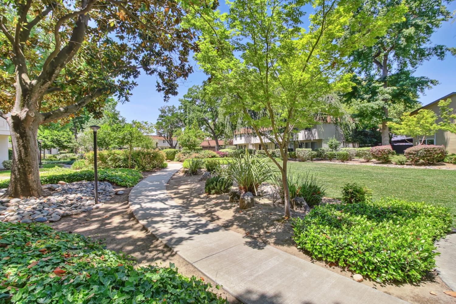 8863 Salmon Falls Drive E