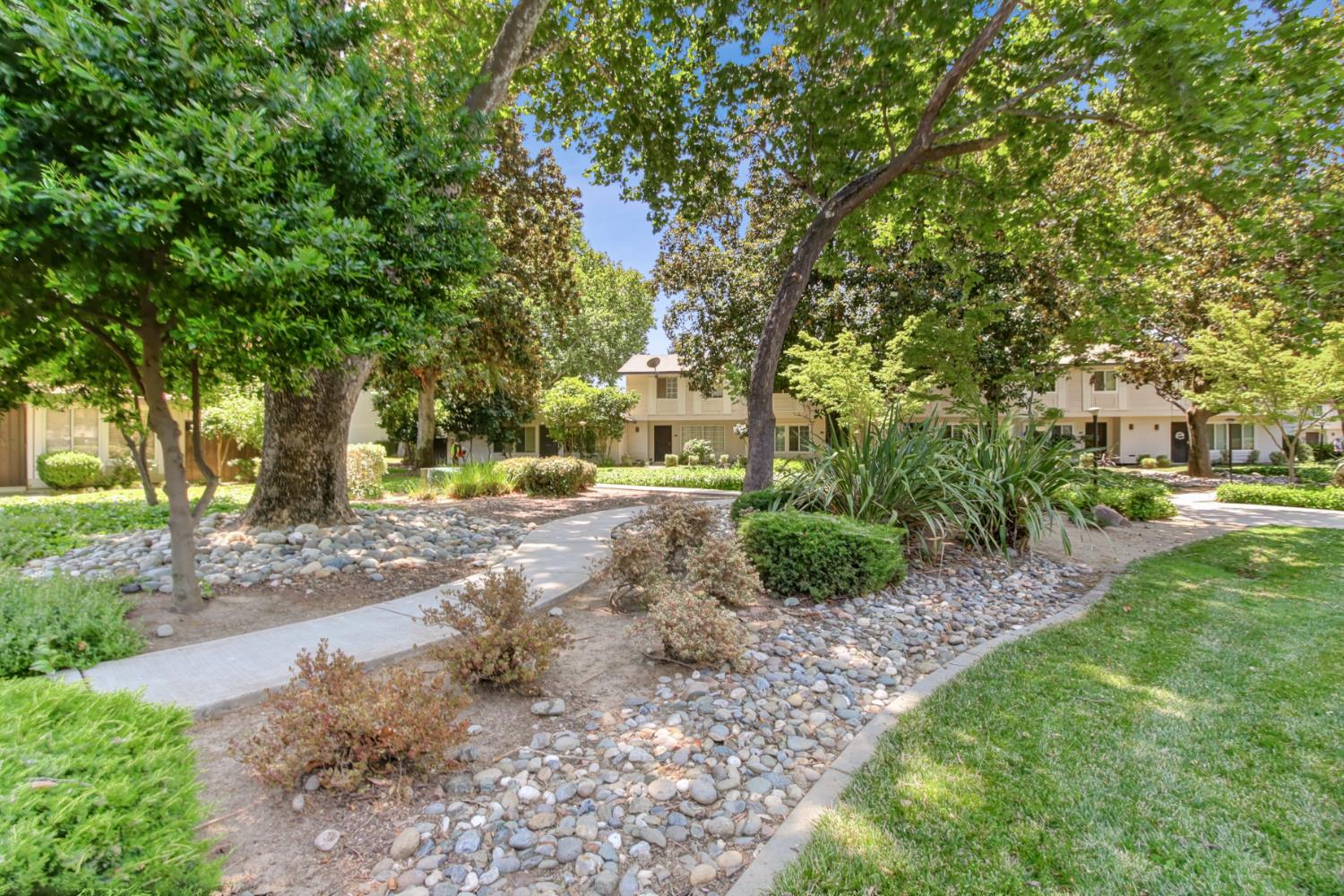 8863 Salmon Falls Drive E