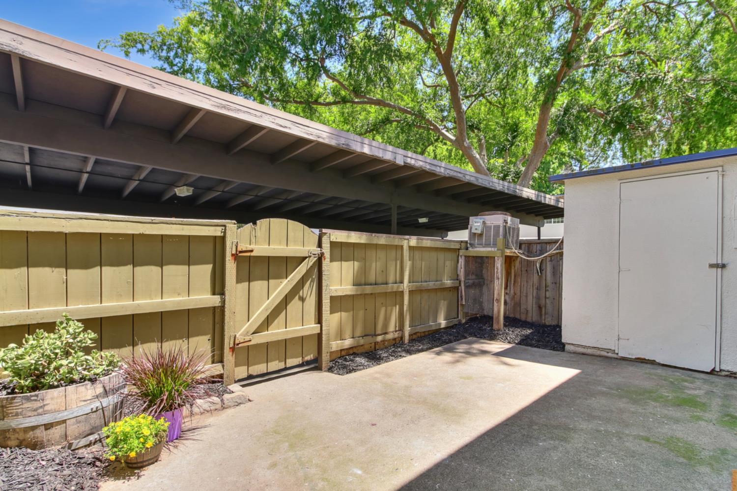 8863 Salmon Falls Drive E