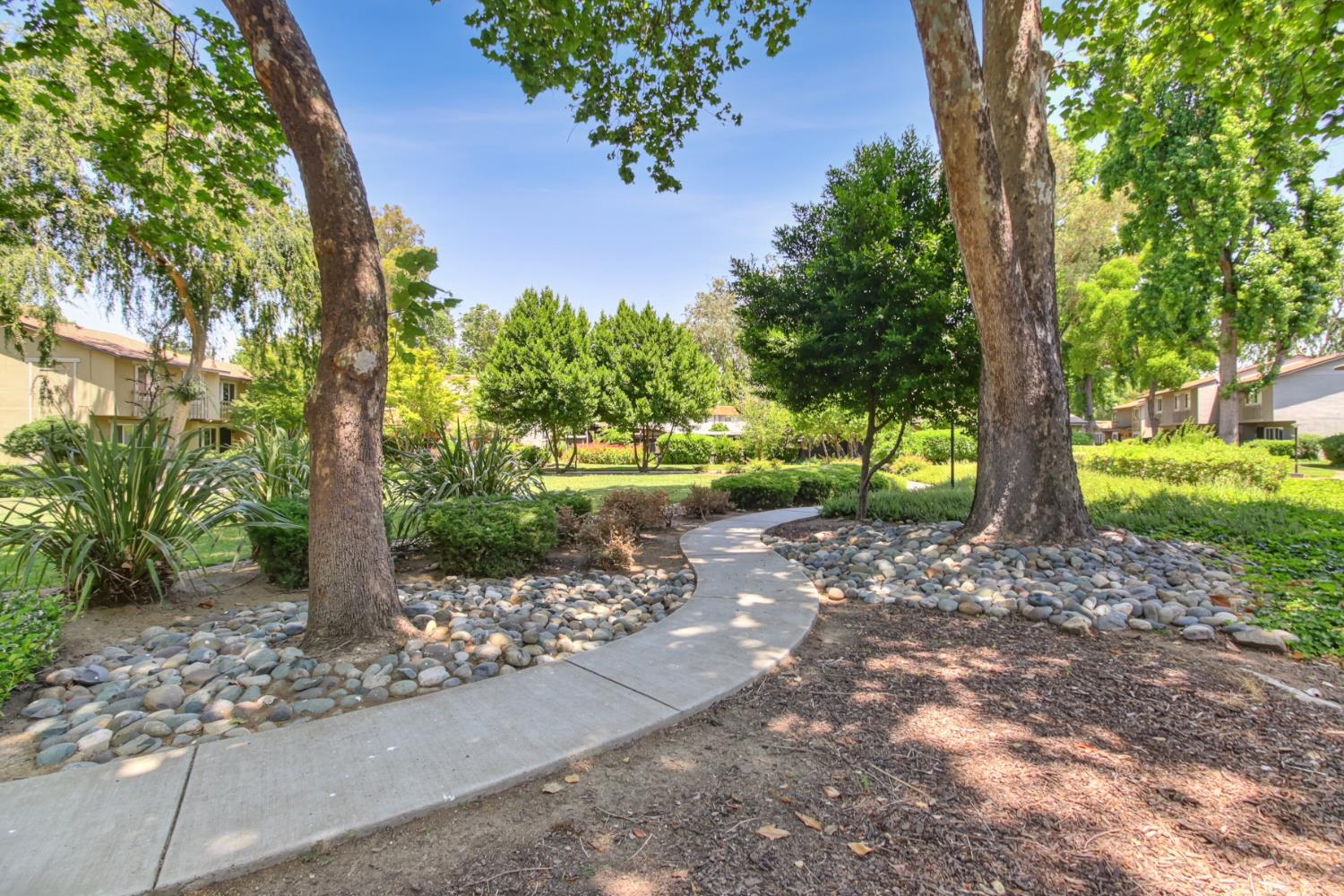 8863 Salmon Falls Drive E