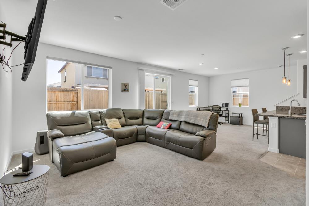 7657 Bracer Way