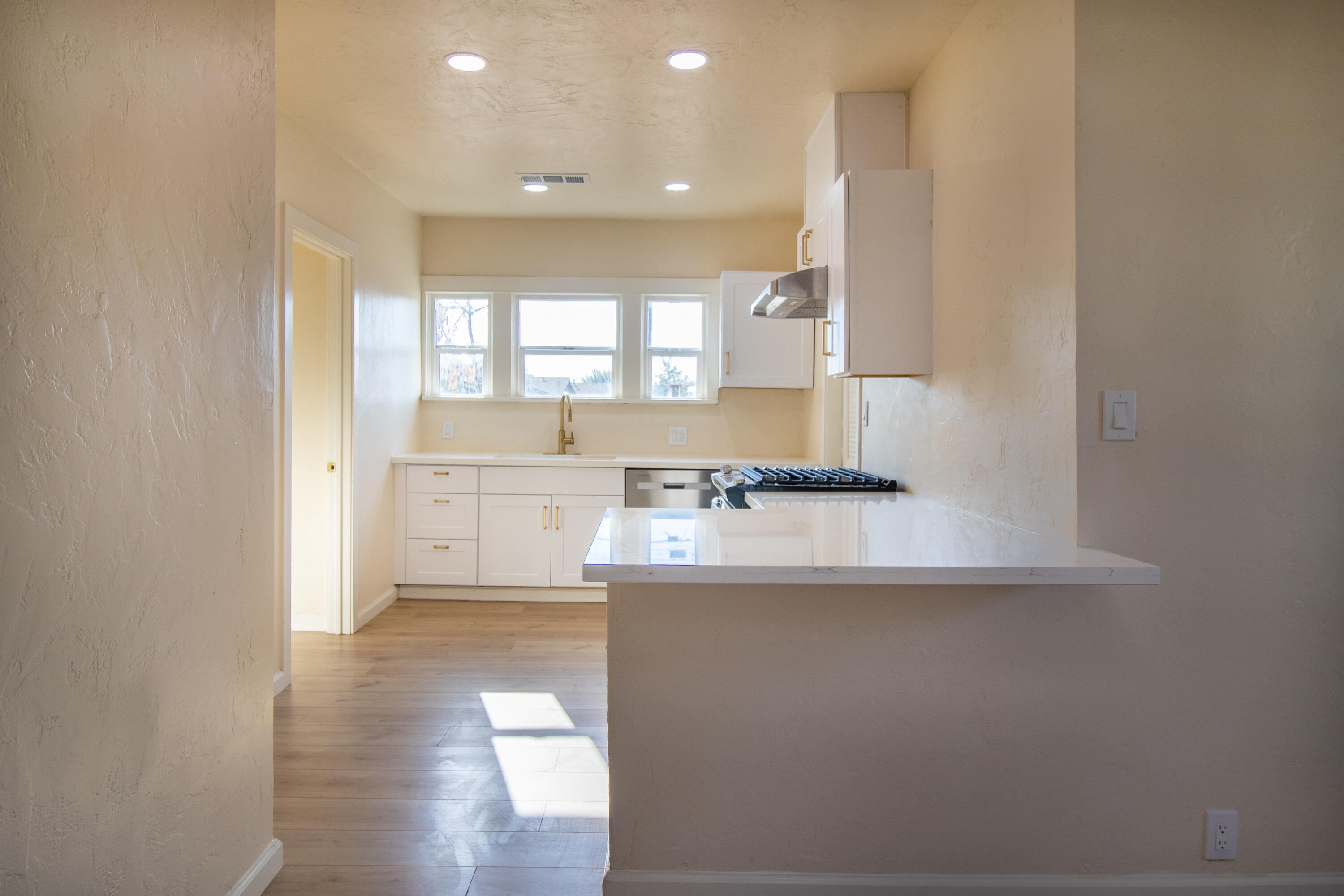 751 S R Street, Tulare