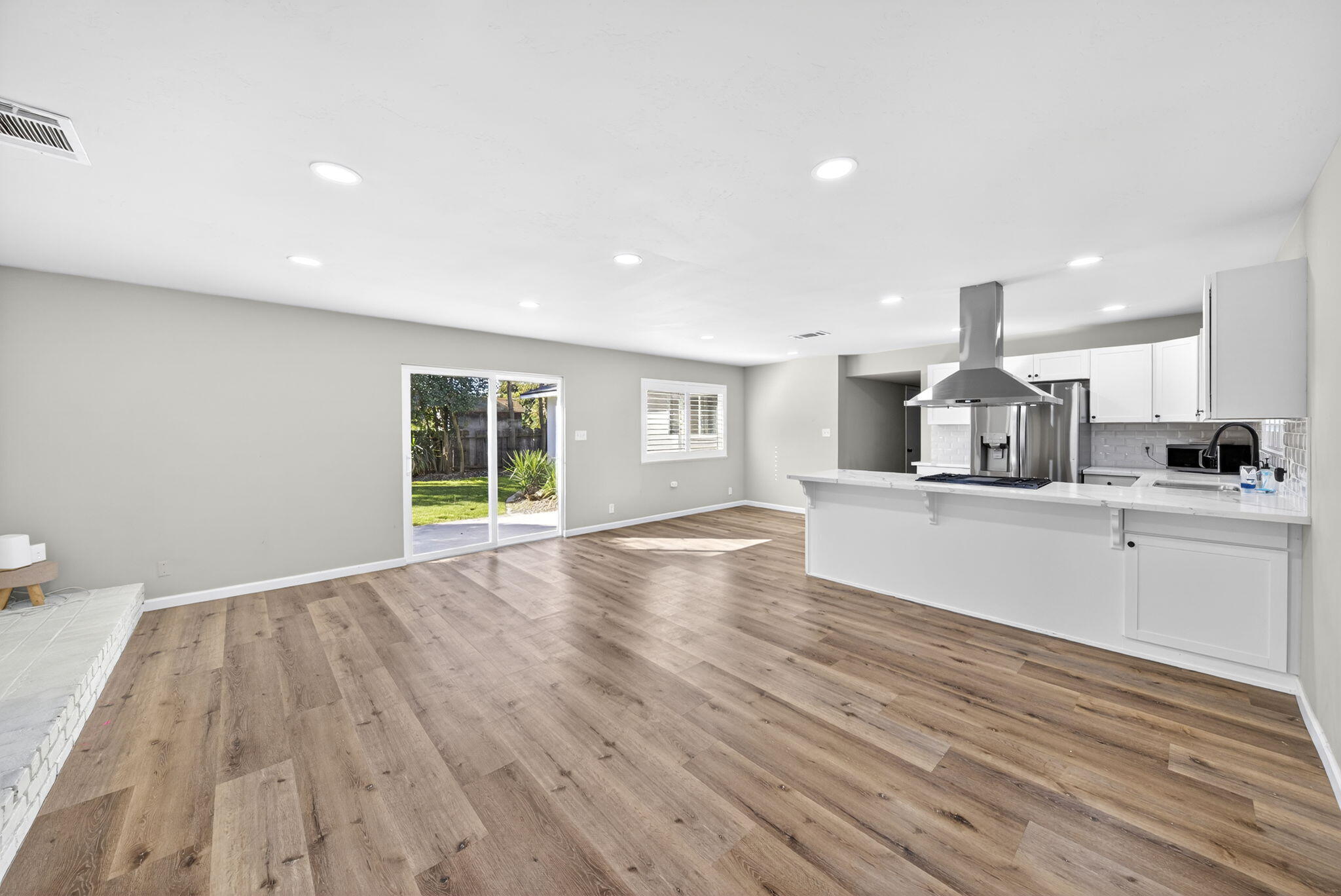 3035 W Cambridge Avenue