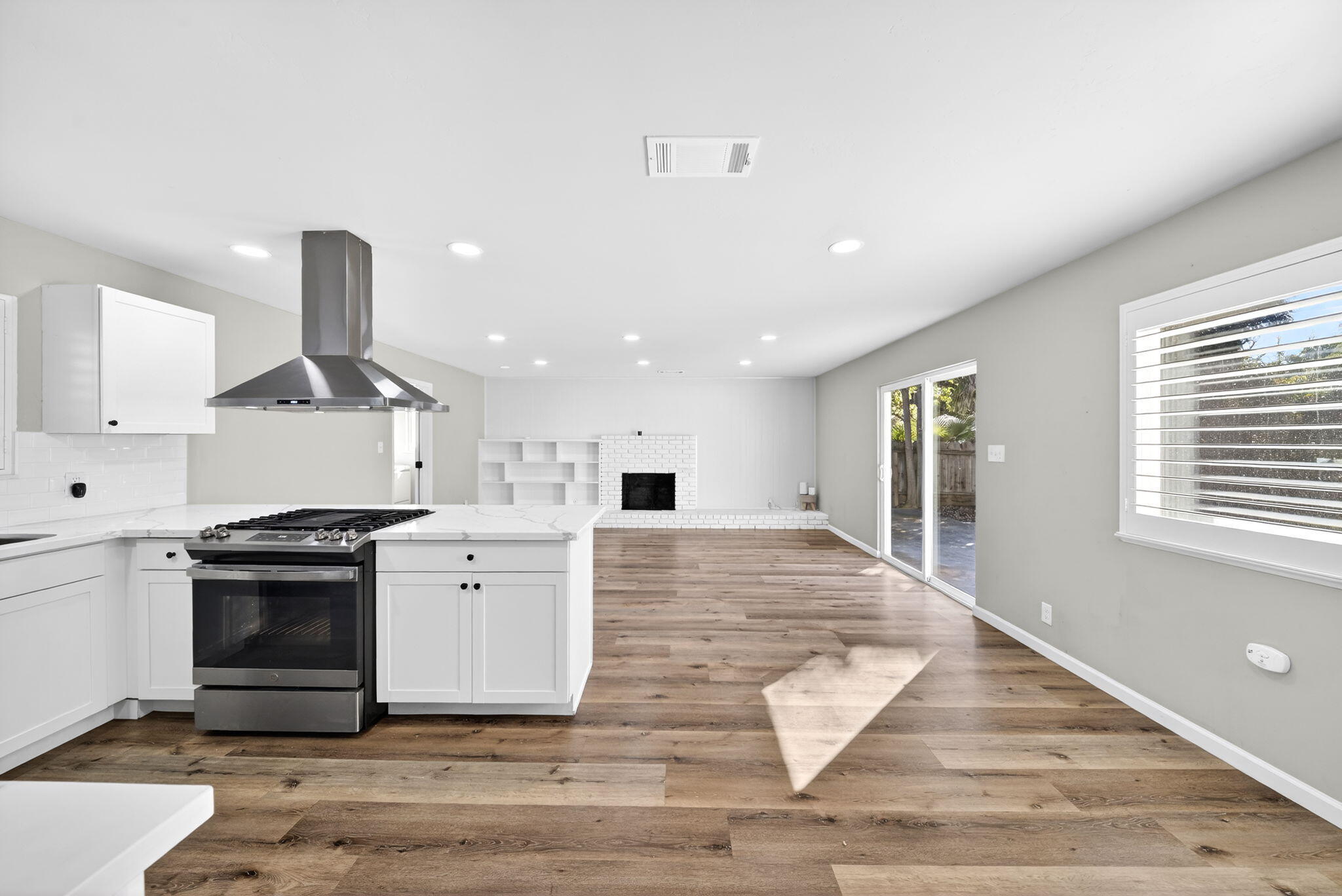 3035 W Cambridge Avenue