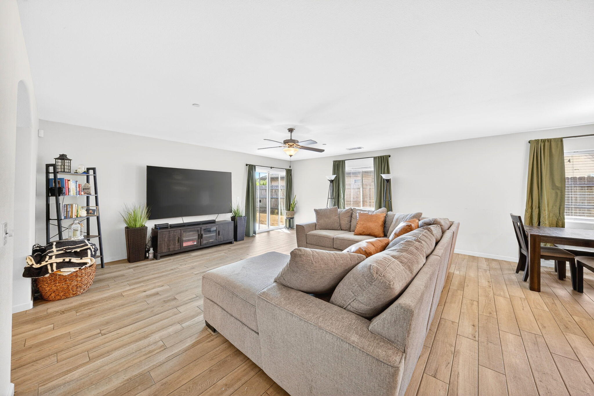 2611 W Theta Avenue W