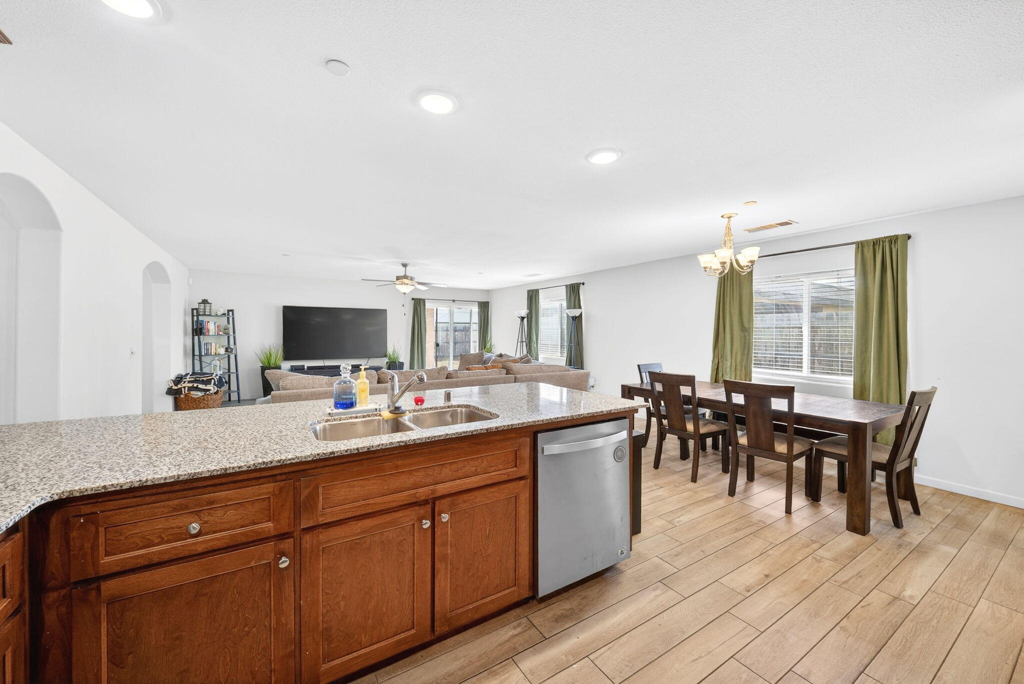 2611 W Theta Avenue W