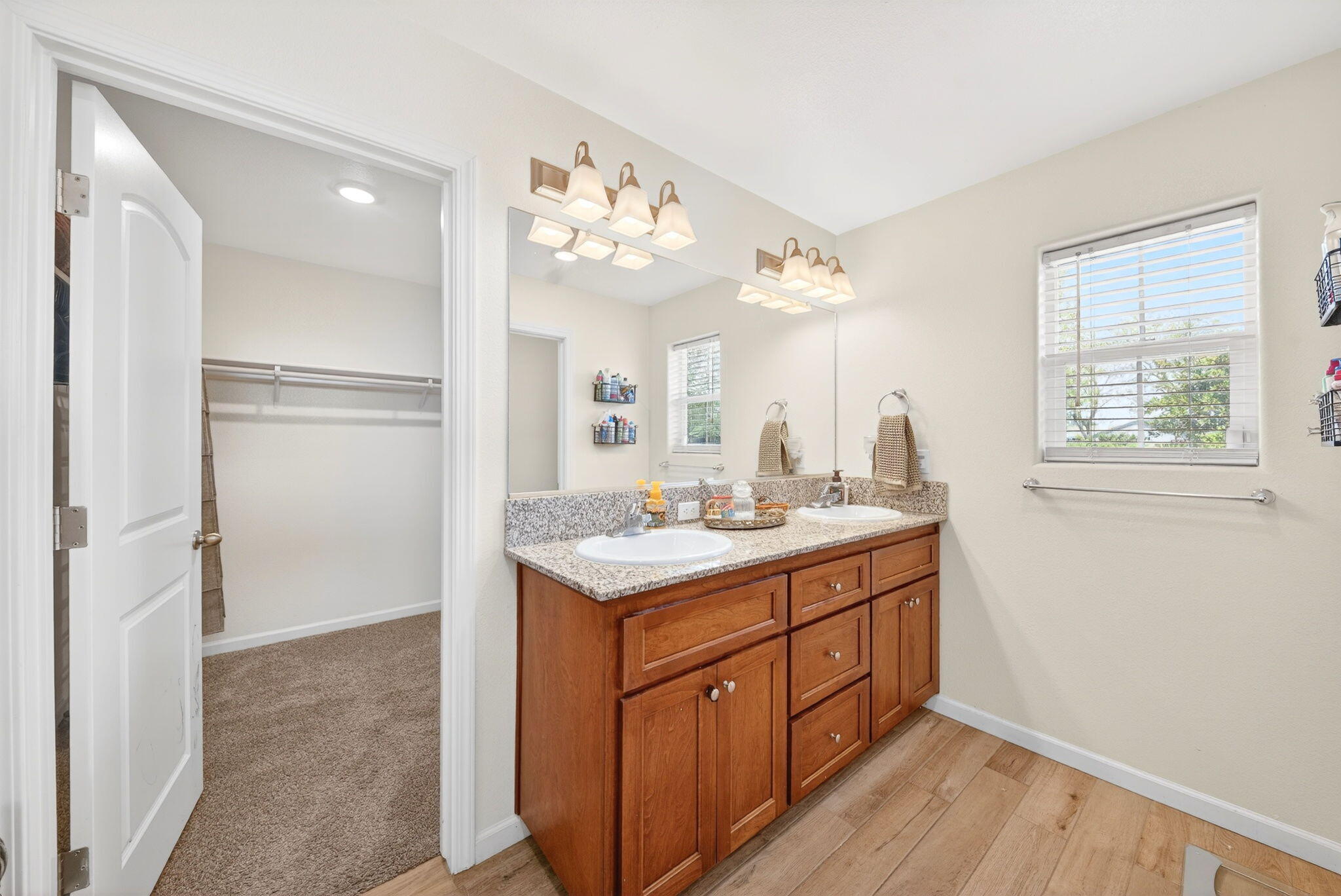 2611 W Theta Avenue W