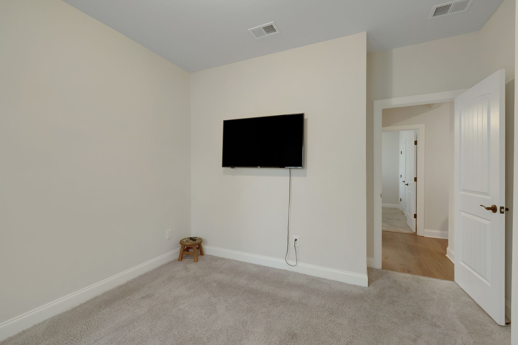 6122 Gladstone Ln