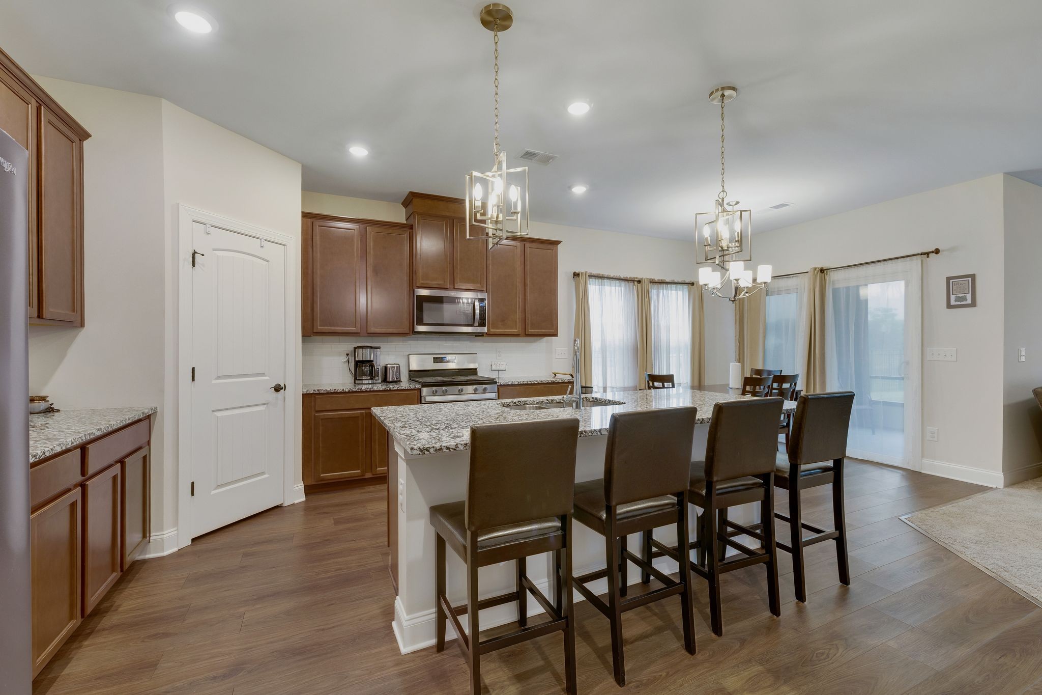 6122 Gladstone Ln