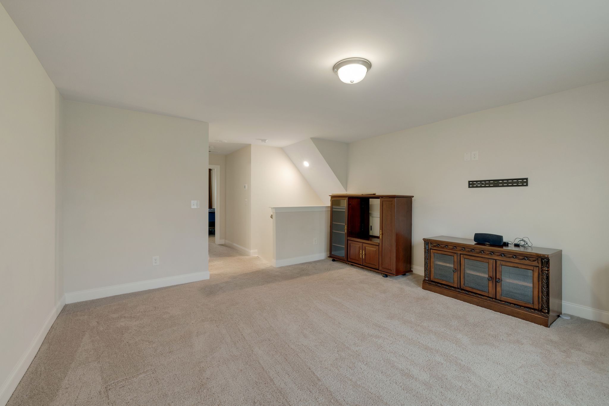 6122 Gladstone Ln