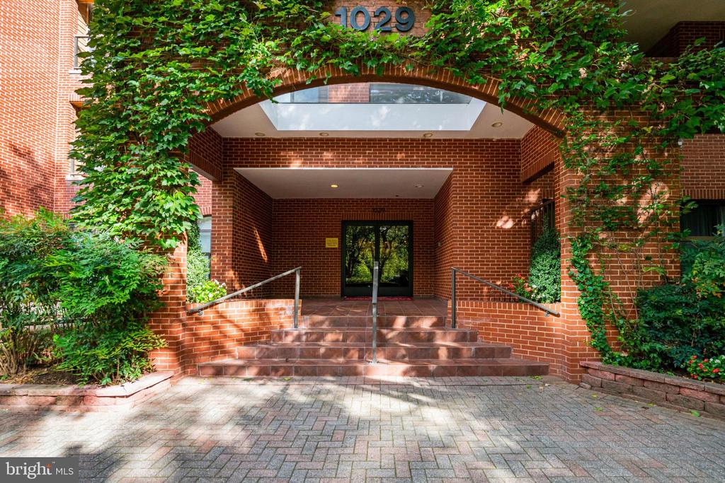 1029 N STUART STREET 115