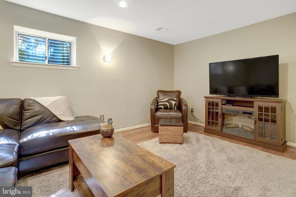 7009 POLINS COURT