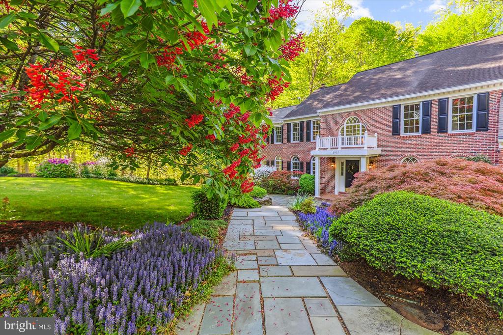 5937 FAIRVIEW WOODS DRIVE