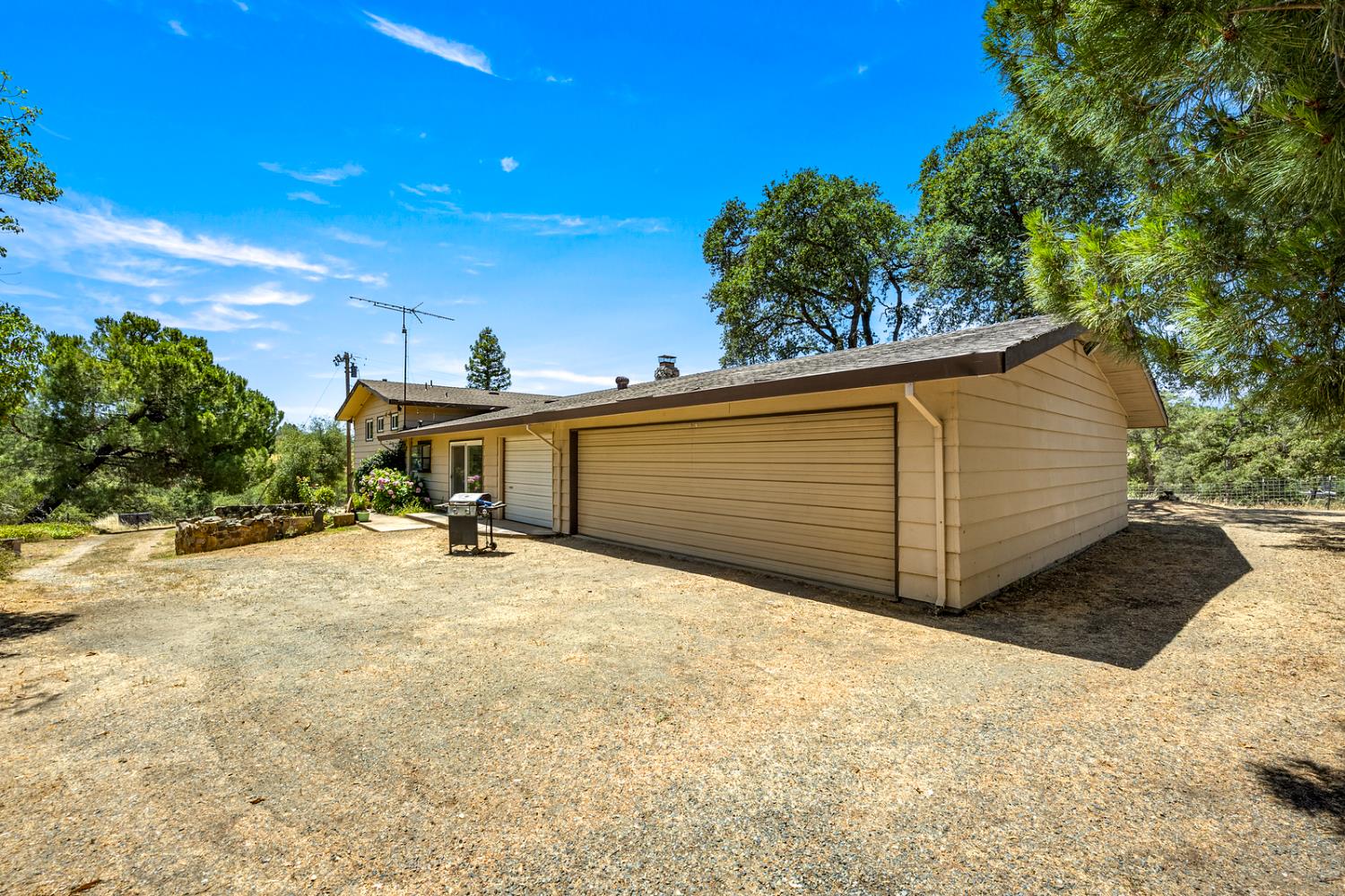 8060 LAKEVIEW LANE