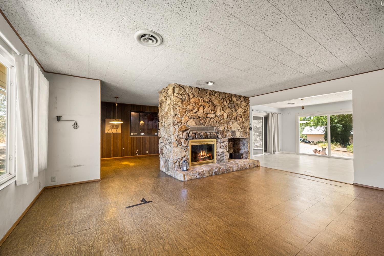 8060 LAKEVIEW LANE