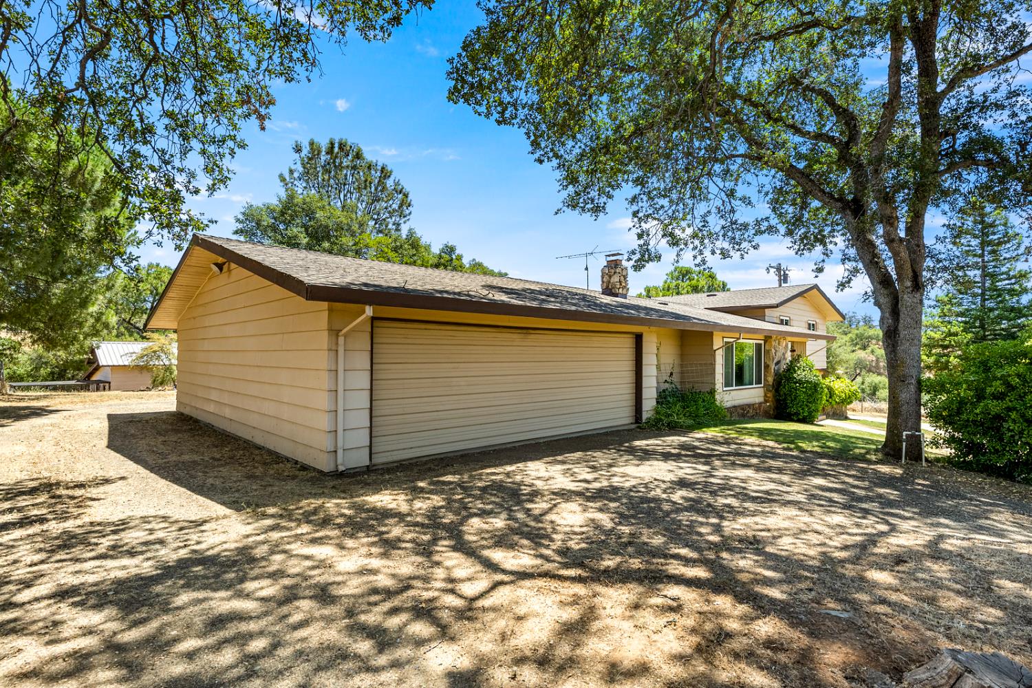 8060 LAKEVIEW LANE