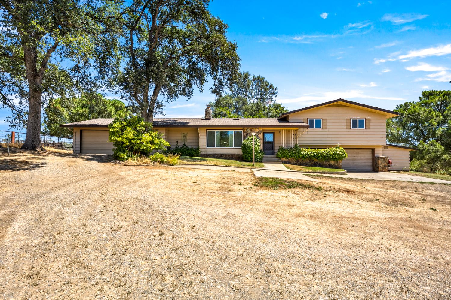 8060 LAKEVIEW LANE