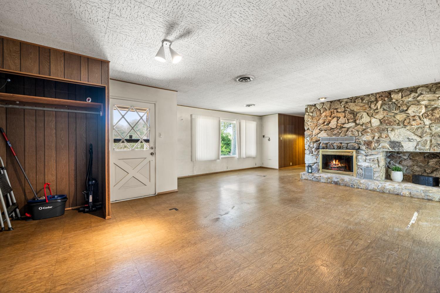 8060 LAKEVIEW LANE
