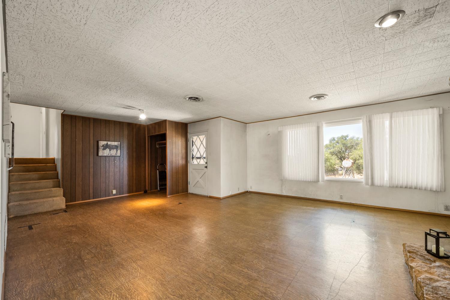 8060 LAKEVIEW LANE