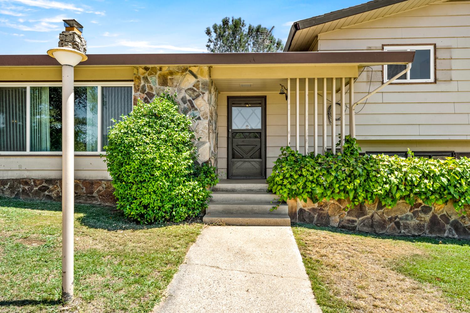 8060 LAKEVIEW LANE