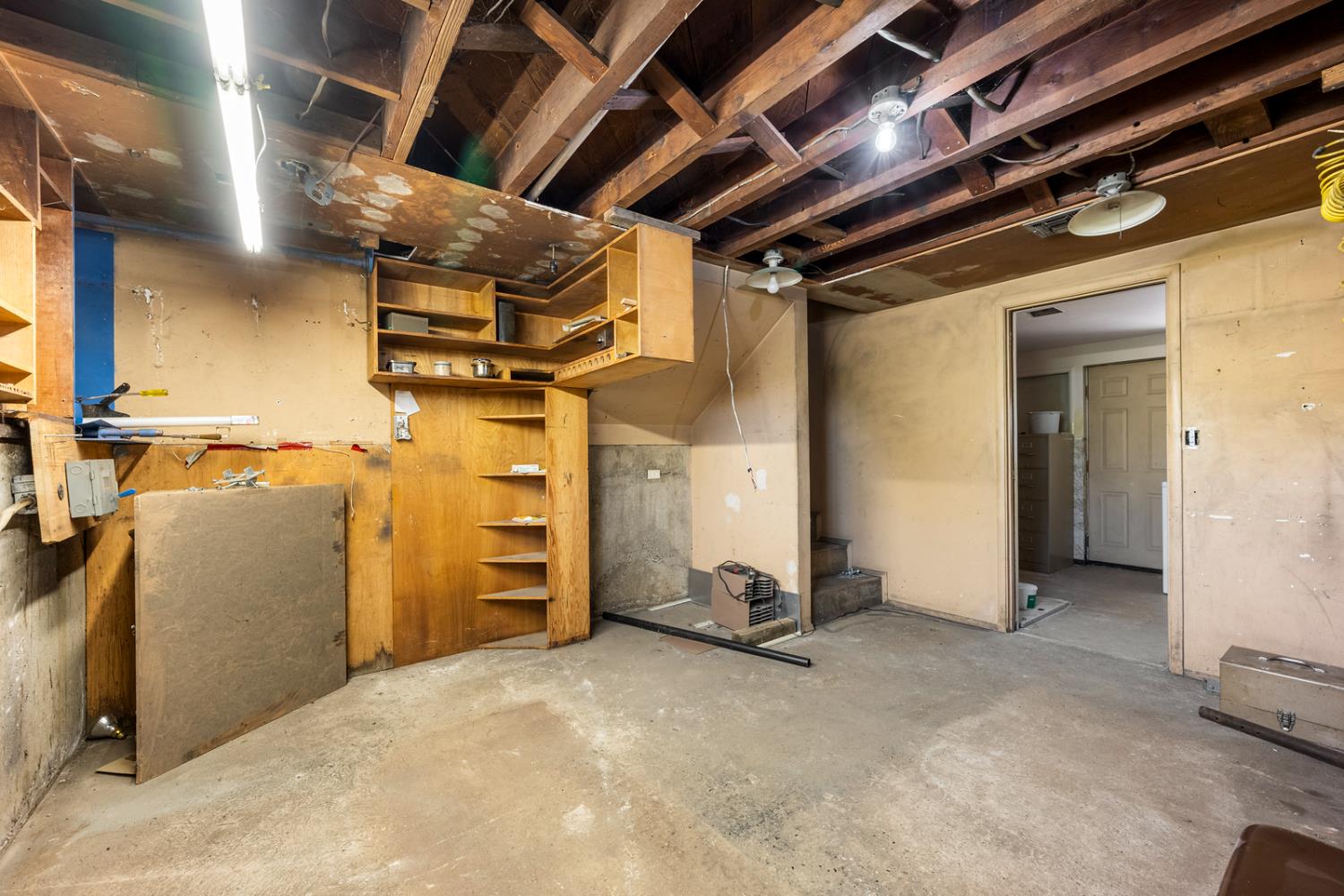 8060 LAKEVIEW LANE