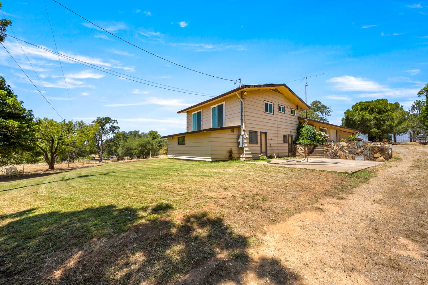 8060 LAKEVIEW LANE
