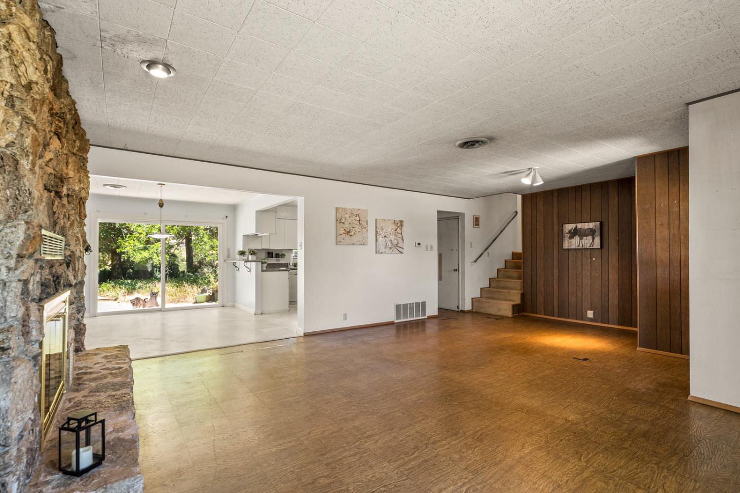 8060 LAKEVIEW LANE