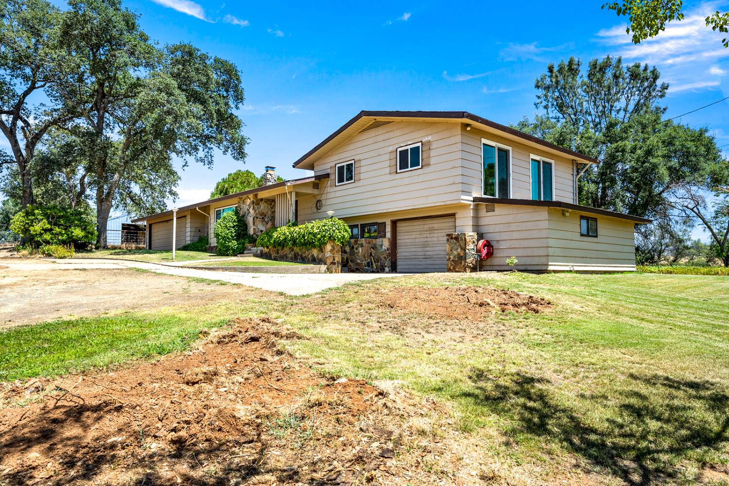 8060 LAKEVIEW LANE
