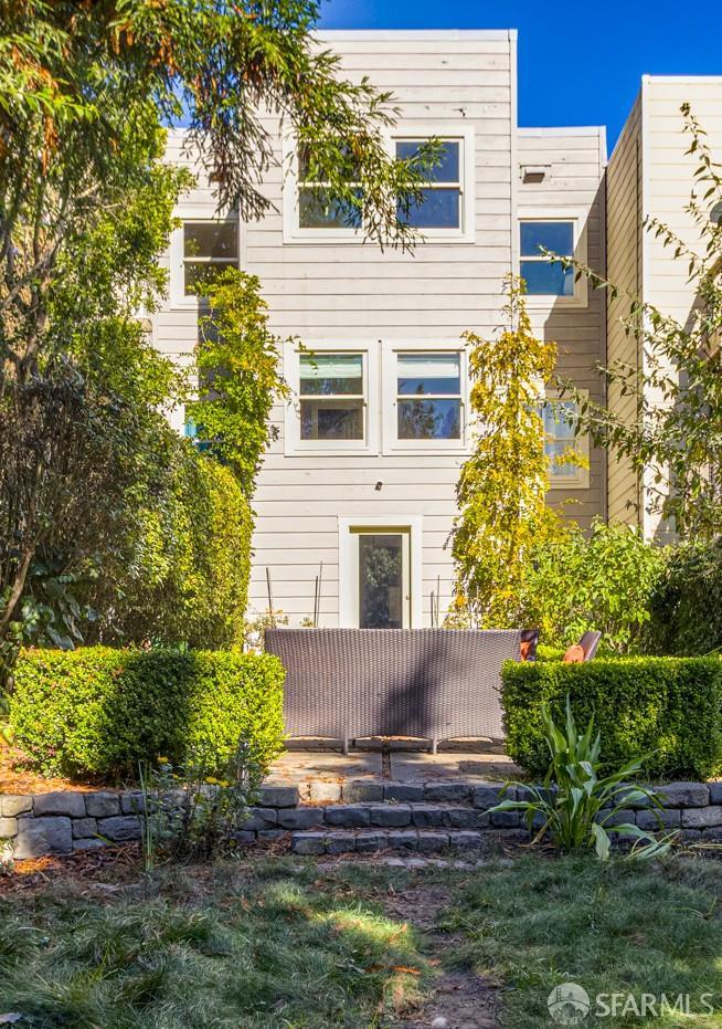 2067 Hayes Street Unit: Top